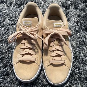 Size 9 women’s puma sneaker